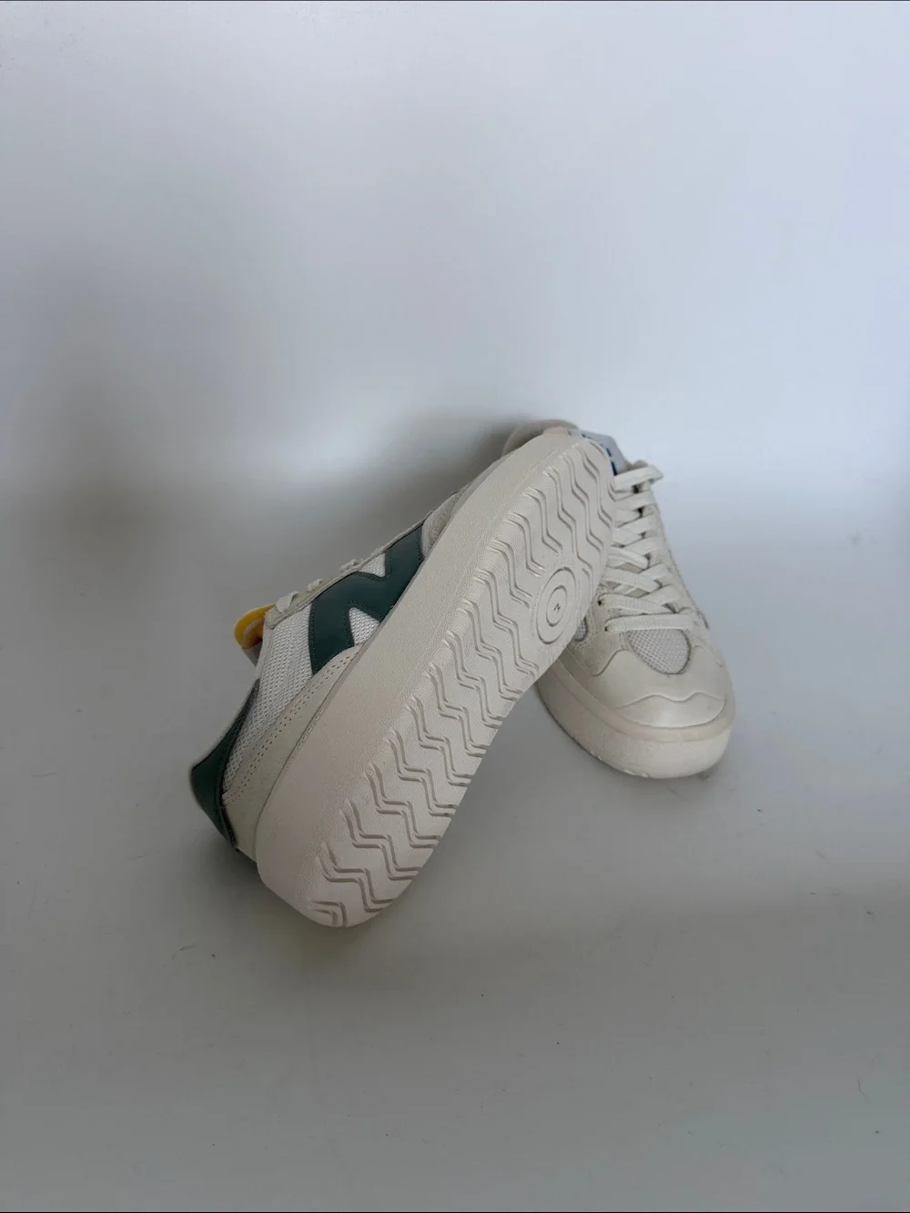 New balance Retro Low-Top Sneakers in Cream with Green Accent